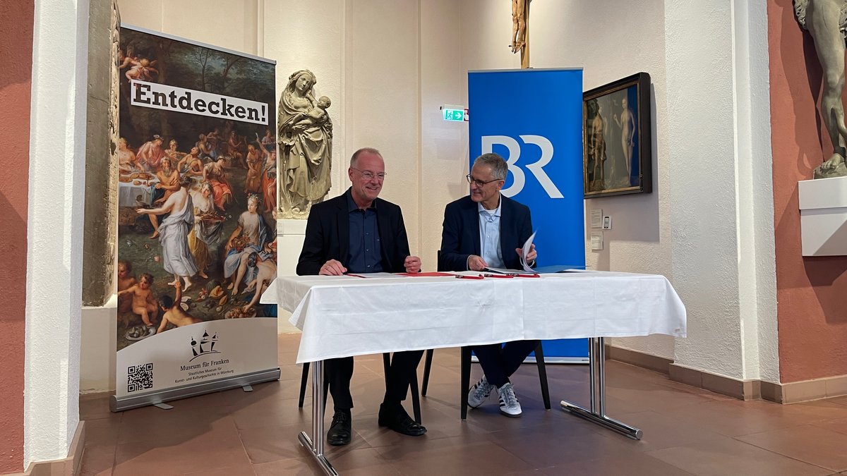 Jörg Meißner (links) und Tassilo Forchheimer (rechts) unterschreiben den Kulturpartnerschaftsvertrag im Museum für Franken