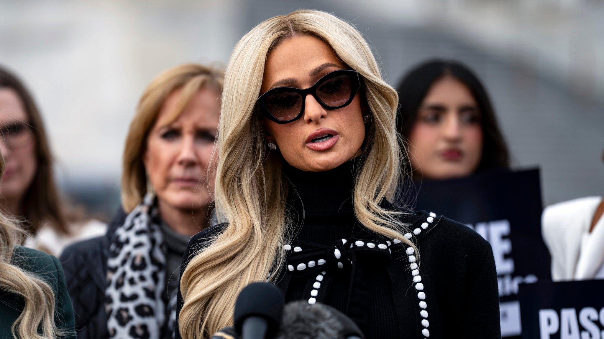 (Archivbild) Porträtfoto von Paris Hilton mit dunkler Sonnenbrille. | Bild: picture alliance / newscom / BONNIE CASH (Archivbild) Porträtfoto von Paris Hilton mit dunkler Sonnenbrille.