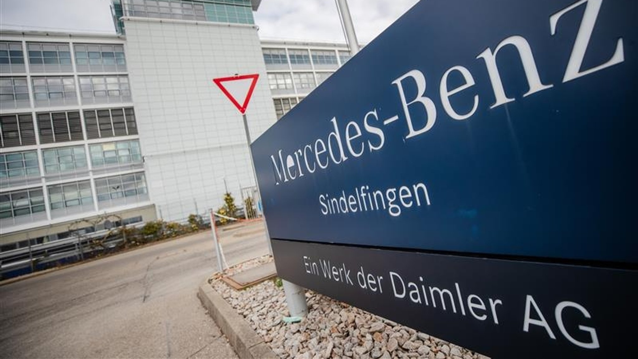 "Mercedes-Benz Sindelfingen" steht auf einem großen Schild am Eingang zum Werkstor 7 des Daimler-Werks.