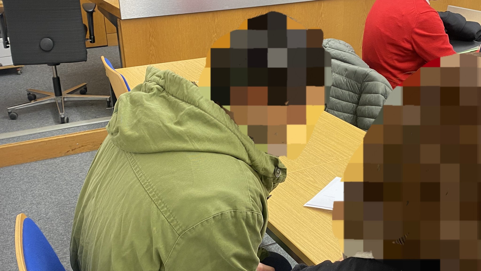 Der mutmaßliche Schleuser sitzt zum Prozessauftakt neben seiner Anwältin im Landgericht Landshut. 