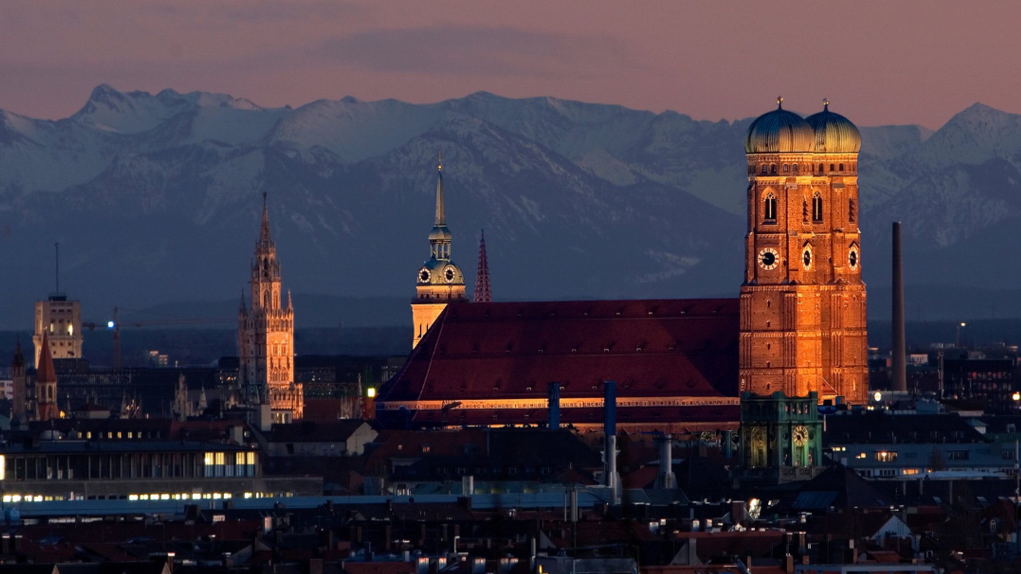 Blick auf Münchner Liebfrauendom bei Nacht.