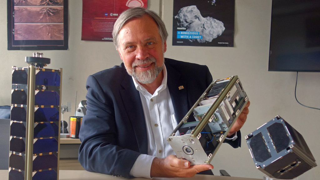 Klaus Schilling mit den Satelliten, die sein Berufsleben geprägt haben.