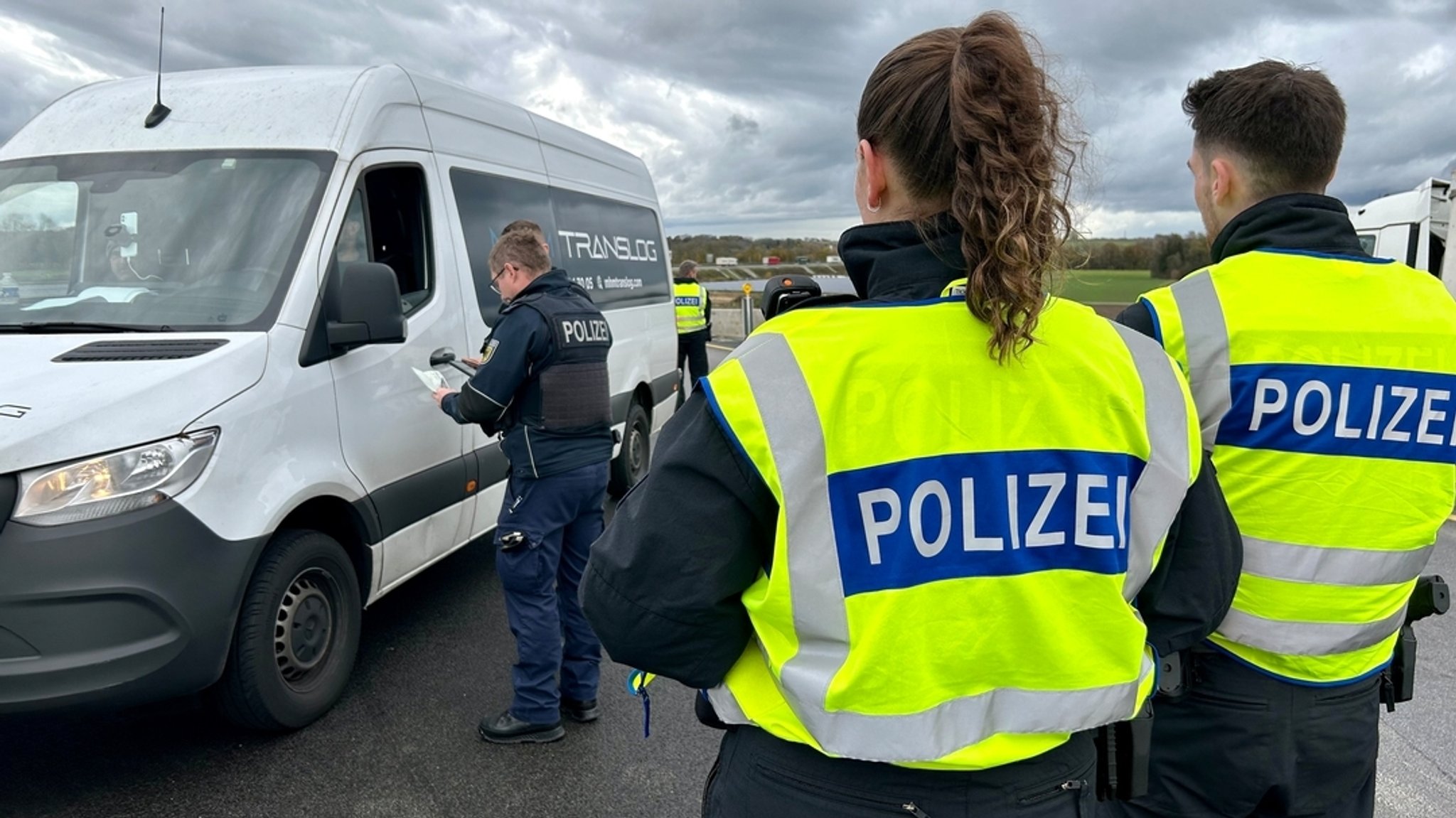 (Symbolbild) Bundespolizisten kontrollieren an der A3 bei Pocking einen Transporter.