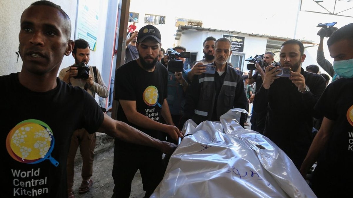 Mitglieder von World Central Kitchen transportieren den Leichnam eines der bei einem israelischen Luftangriff getöteten Mitarbeiter