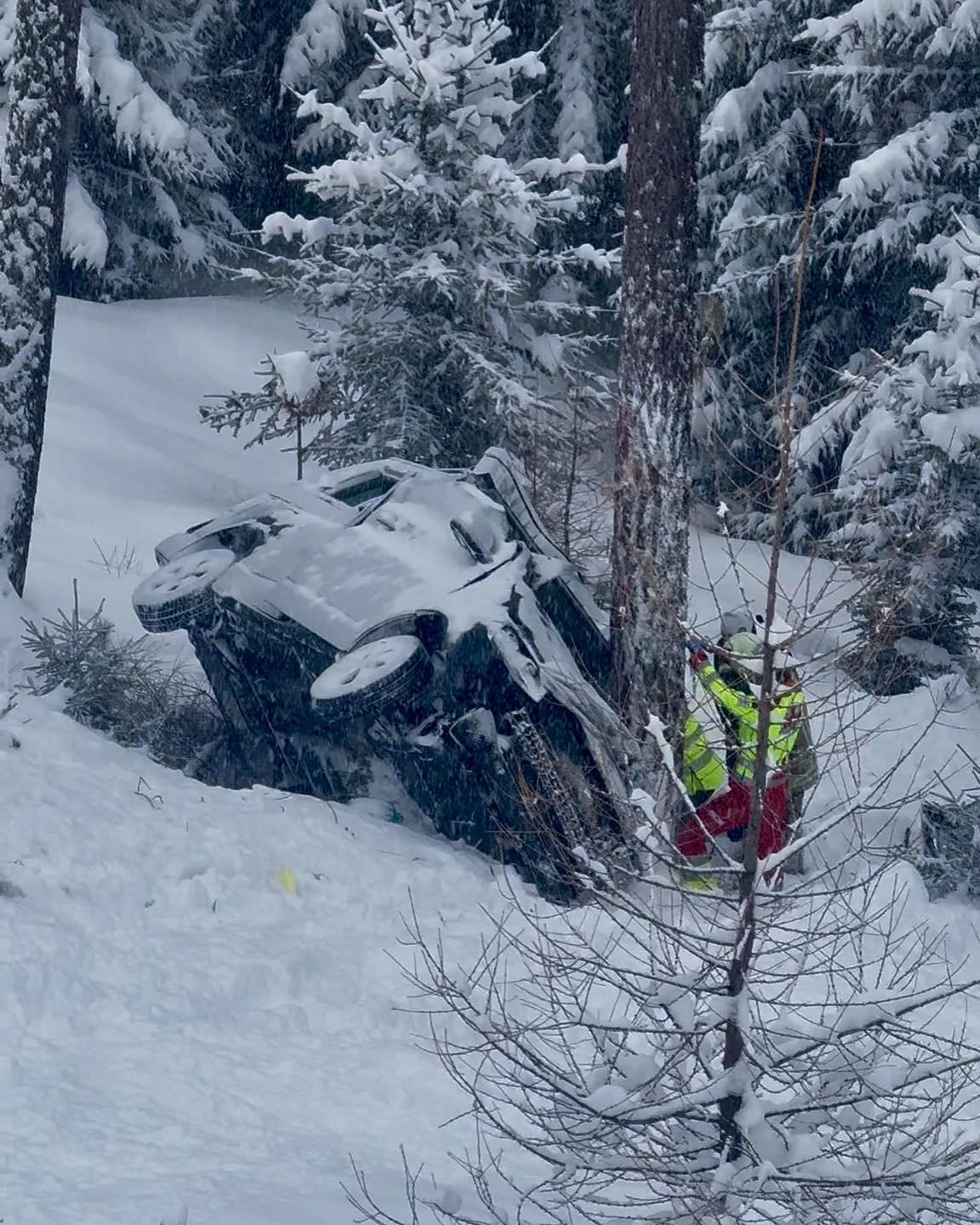 Feuerwehrleute arbeiten im Ötztal an einem abgestürzten Auto