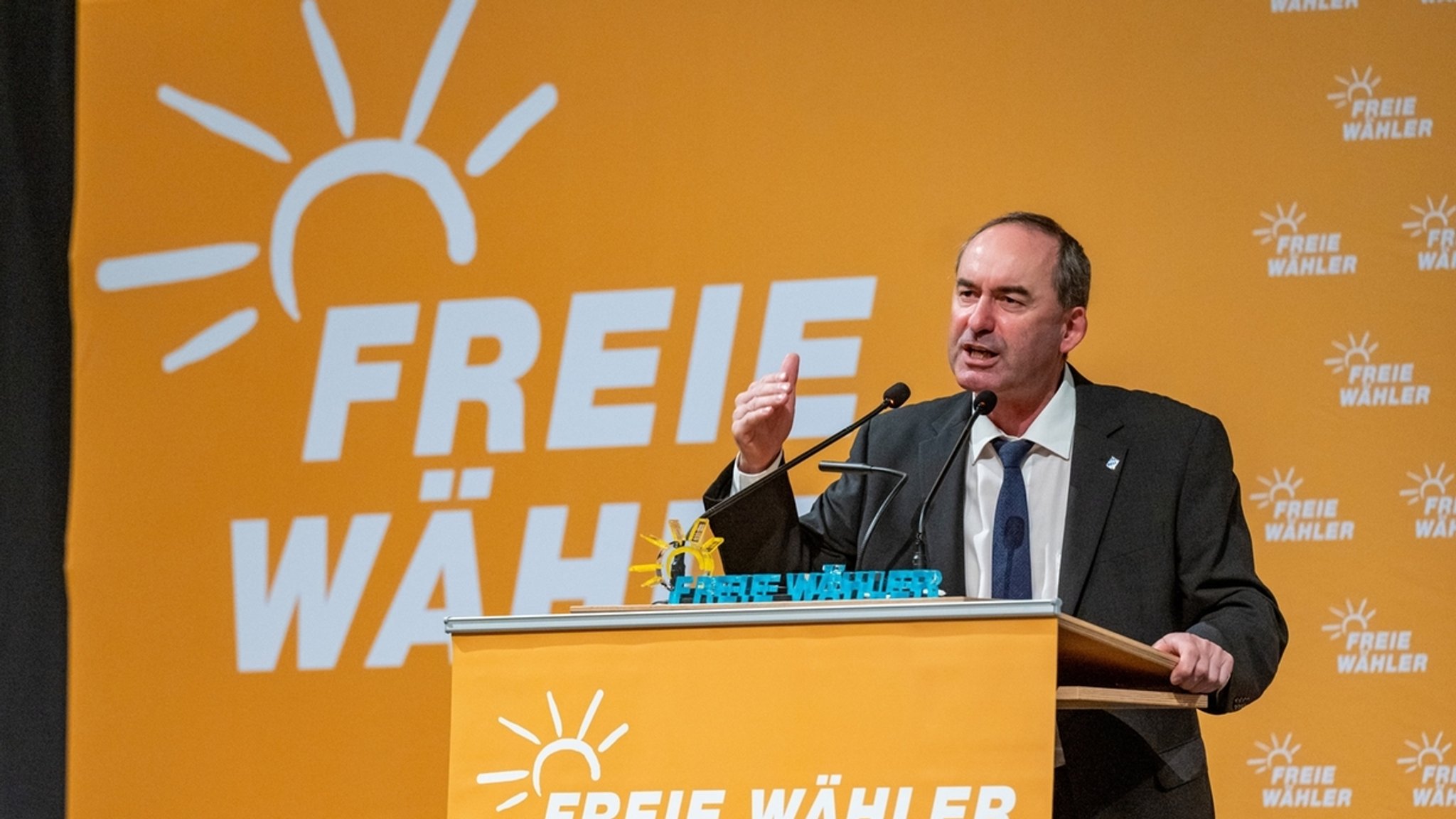 15.10.2022, Bayern, Straubing: Hubert Aiwanger, Vorsitzender der Freien Wähler und bayerischer Wirtschaftsminister, spricht während der Landesversammlung der Freien Wähler in der Joseph-von-Fraunhofer-Halle. Foto: Armin Weigel/dpa +++ dpa-Bildfunk +++