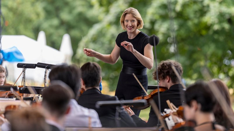 Dirigentin Joana Mallwitz dirigiert die Junge Staatsphilharmonie beim Familienkonzert der Nürnberger Klassik Open Air im Luitpoldhain.