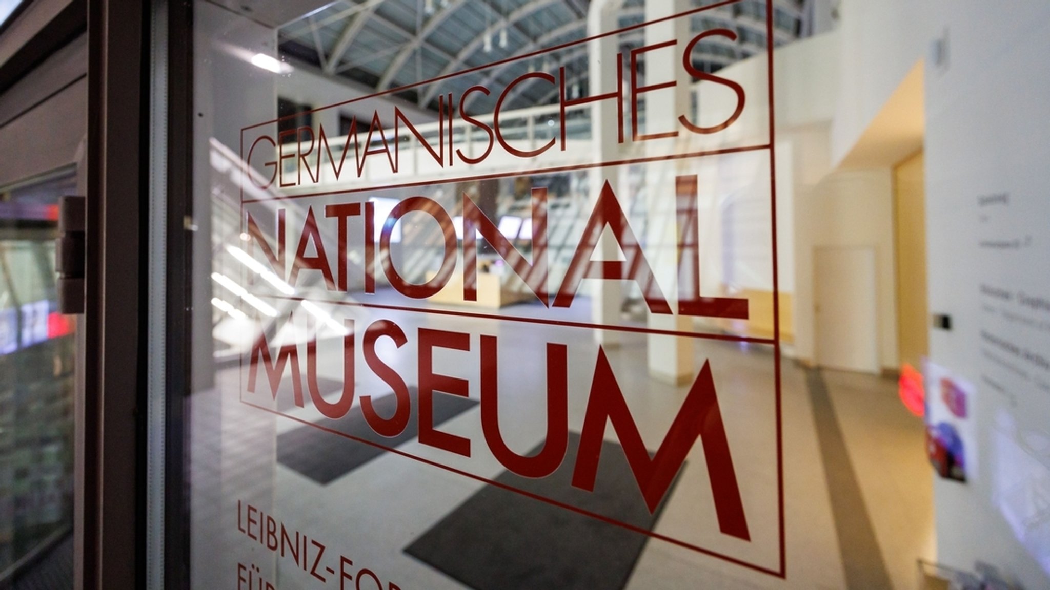 "Germanisches Nationalmuseum" steht auf einer Glasscheibe am Eingang des Museums. | Bild: dpa-Bildfunk/Daniel Karmann "Germanisches Nationalmuseum" steht auf einer Glasscheibe am Eingang des Museums.