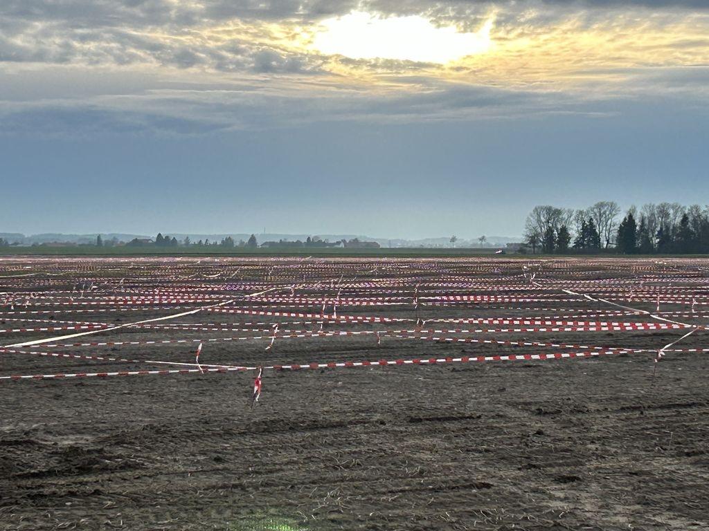 200 Kilometer Flatterband kennzeichnen das Baufeld für das geplante BMW-Batteriemontagewerk im Gäuboden.