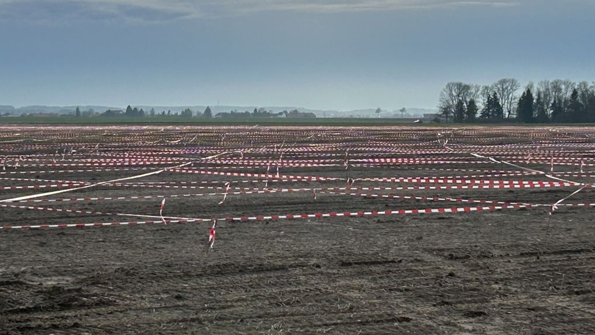 200 Kilometer Flatterband kennzeichnen das Baufeld für das geplante BMW-Batteriemontagewerk im Gäuboden.