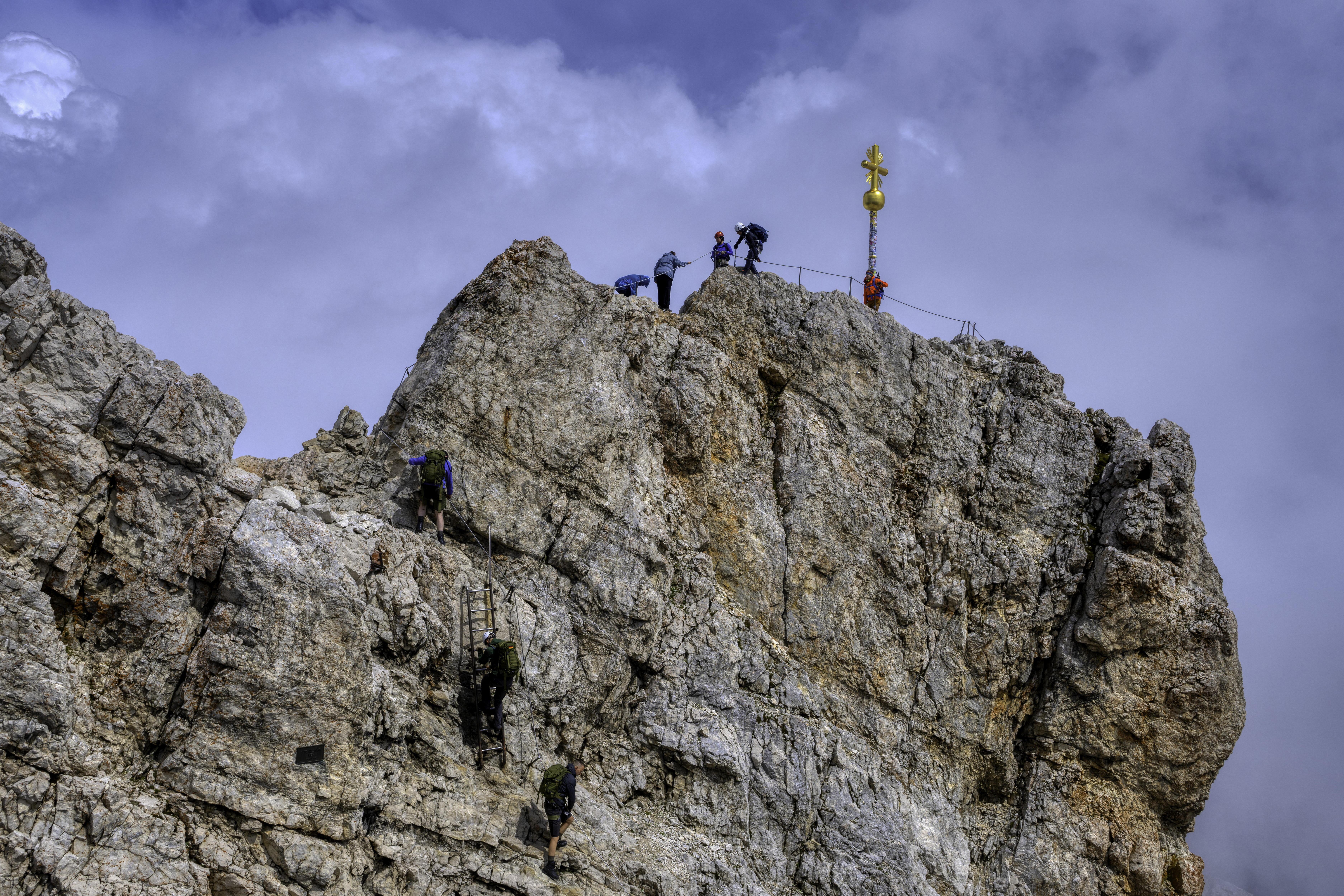 Bergsteiger klettern auf den Zugspitzgipfel