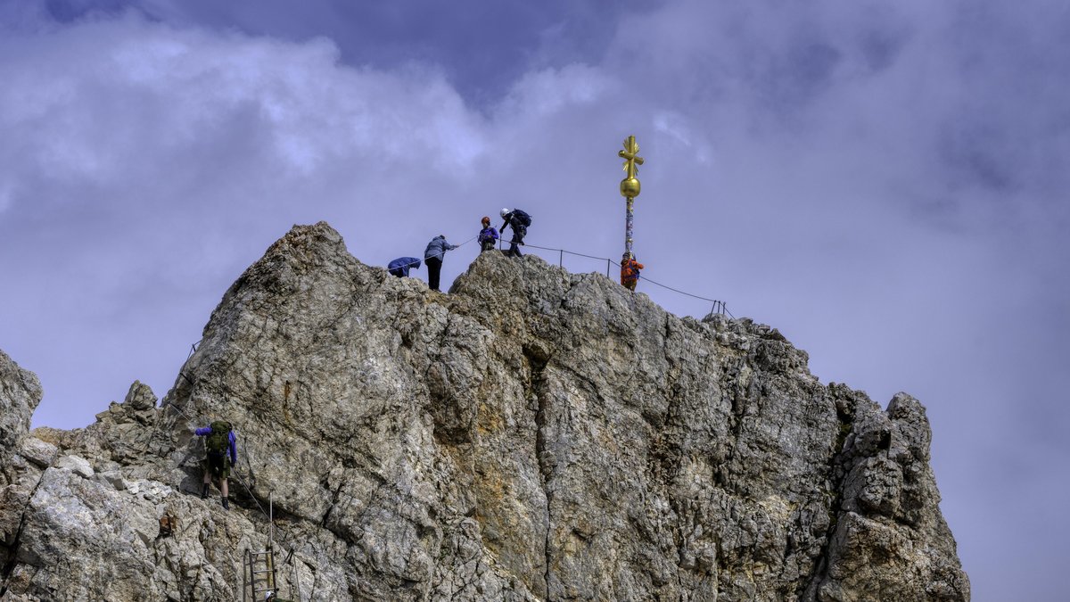 Bergsteiger klettern auf den Zugspitzgipfel