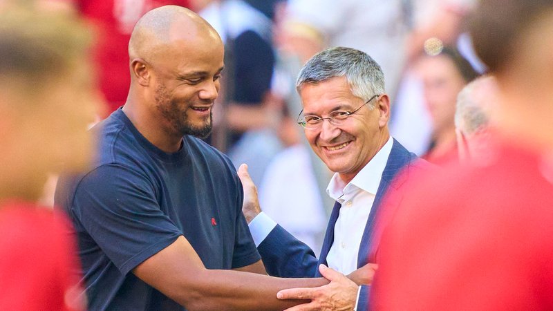 FC-Bayern-Präsident Herbert Hainer (rechts) mit Trainer Vincent Kompany. | Bild: picture-alliance / dpa FC-Bayern-Präsident Herbert Hainer (rechts) mit Trainer Vincent Kompany.