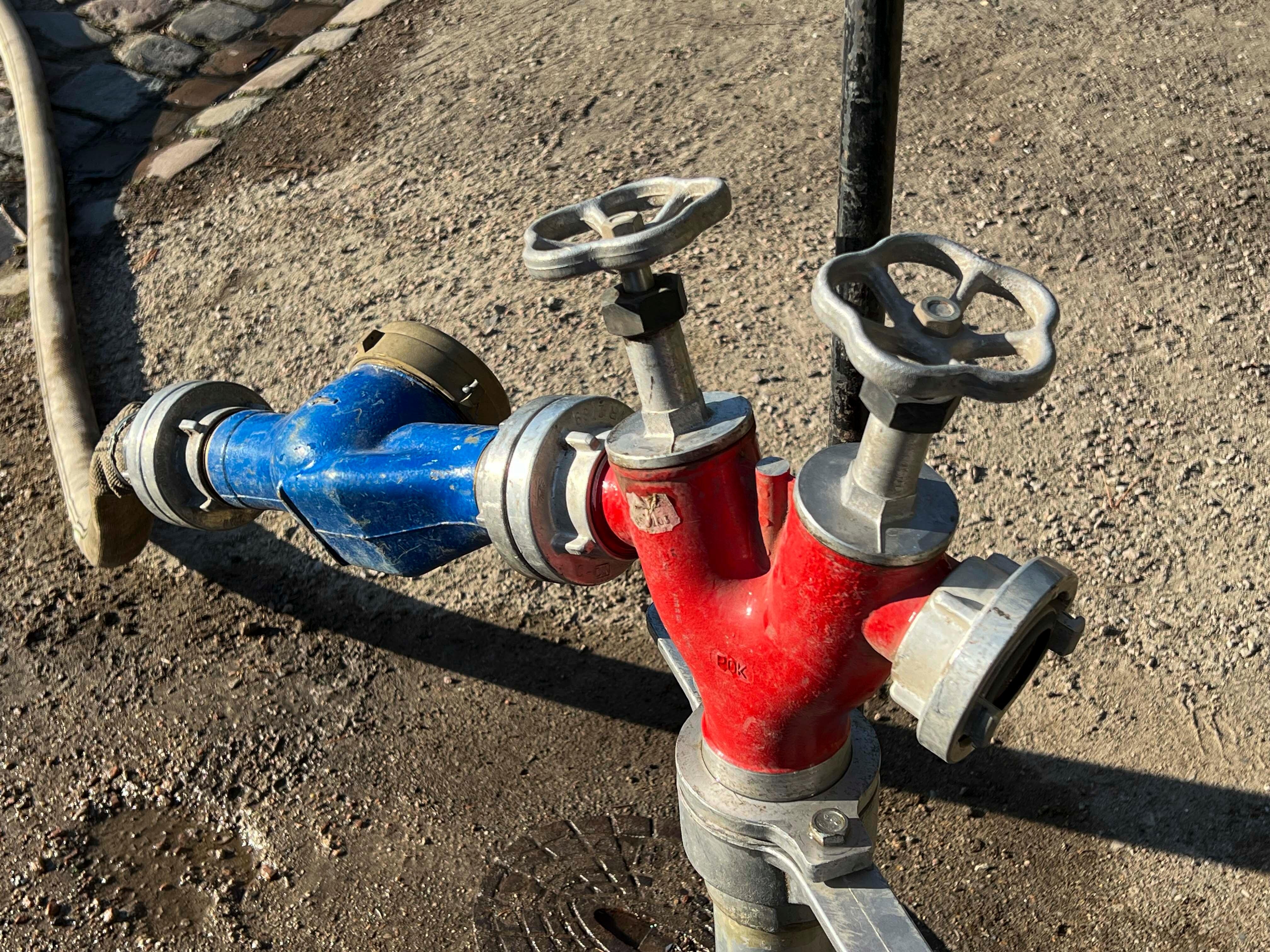 Ein Hydrant mit angeschlossenem Schlauch Symbolbild)