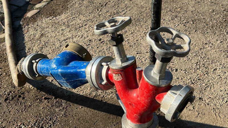 Ein Hydrant mit angeschlossenem Schlauch Symbolbild) | Bild: picture alliance / ABBfoto Ein Hydrant mit angeschlossenem Schlauch Symbolbild)