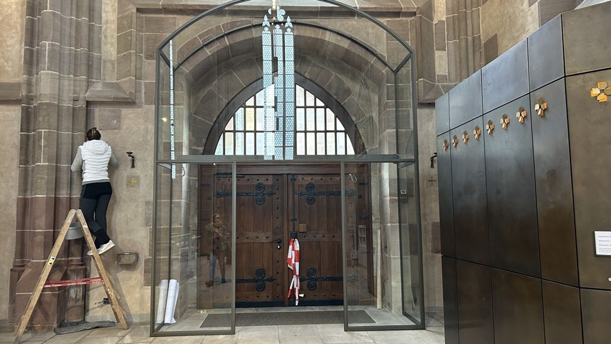 Die Windfänge an den Seiteneingängen sollen Schmutz und Staub aus der Frauenkirche fernhalten.