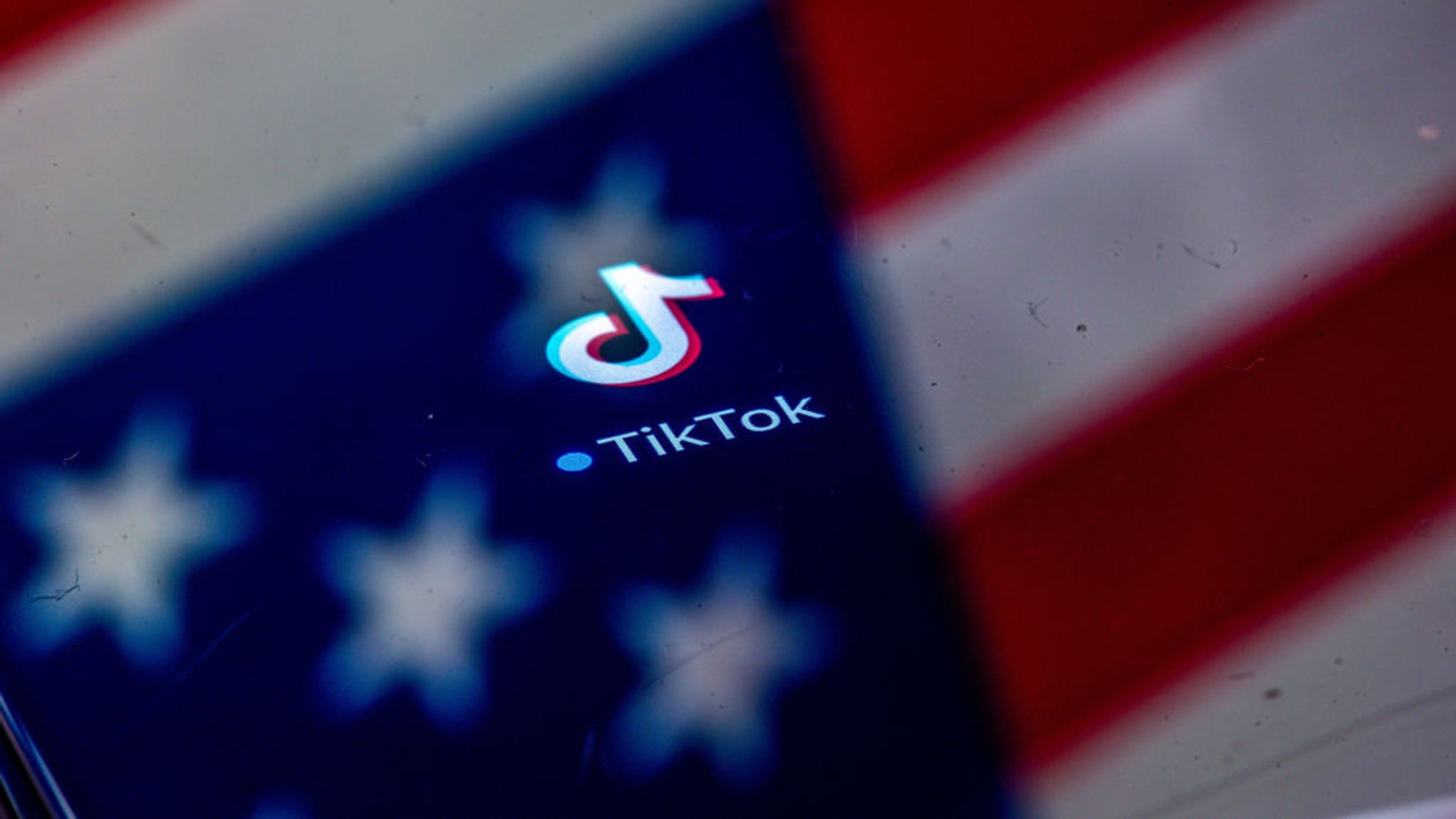 ILLUSTRATION – US-Flagge mit TikTok-Logo | Bild: dpa-Bildfunk/Jens Büttner ILLUSTRATION – US-Flagge mit TikTok-Logo