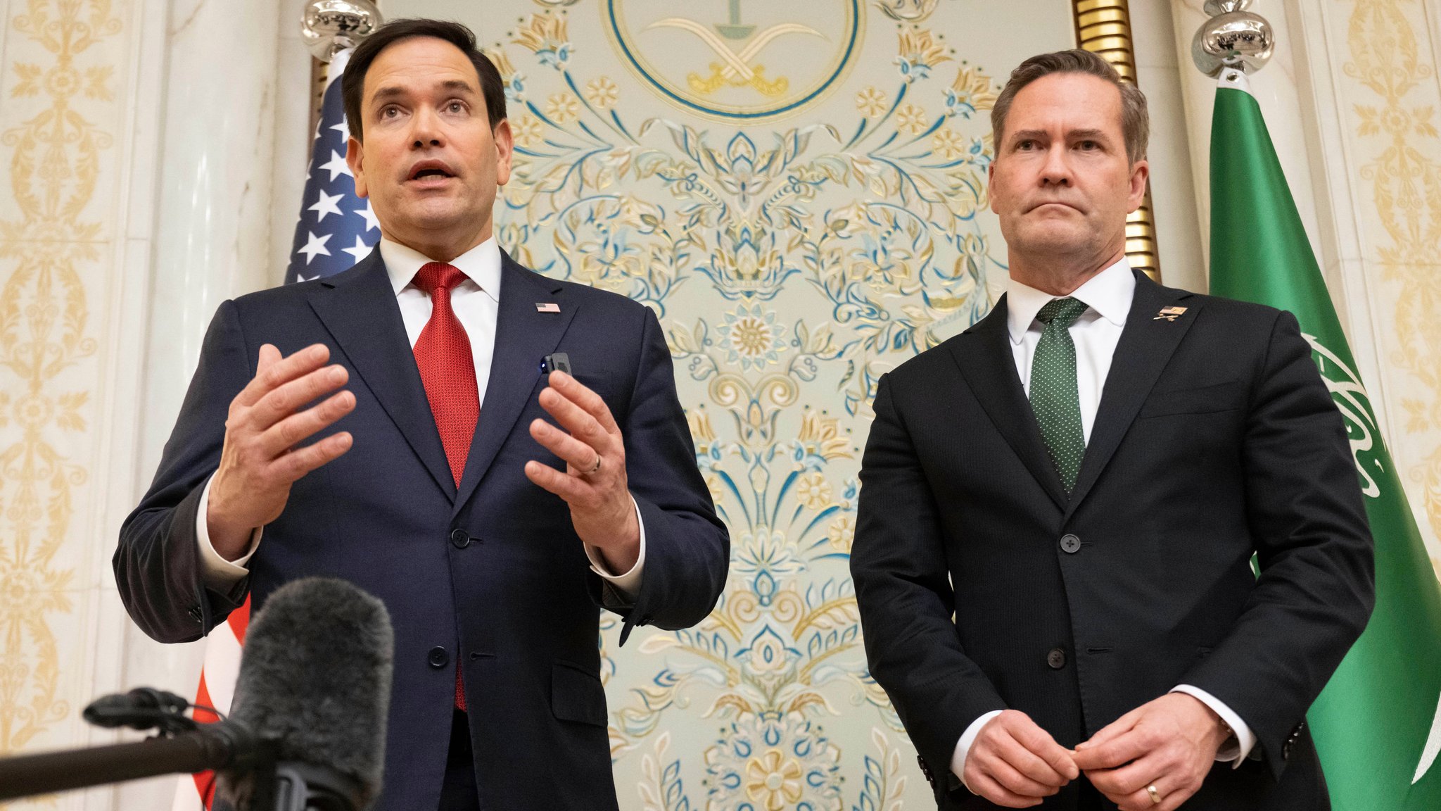 US-Außenminister Marco Rubio (l) und der nationale Sicherheitsberater der USA, Mike Waltz, sprechen mit den Medien nach einem Treffen mit einer ukrainischen Delegation.