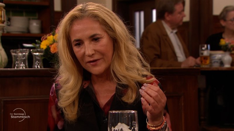 Journalistin und Autorin Susanne Glass berichtet über Morddrohungen und Polizeischutz für ihre jüdische Mit-Autorin. | Bild: BR Journalistin und Autorin Susanne Glass berichtet über Morddrohungen und Polizeischutz für ihre jüdische Mit-Autorin.