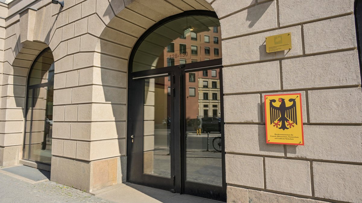 (Symbolbild) Bundesministerium für Umwelt, Klimaschutz, Naturschutz und nukleare Sicherheit in der Stresemannstraße in Berlin-Mitte. | Bild: picture alliance / Joko | Joko (Symbolbild) Bundesministerium für Umwelt, Klimaschutz, Naturschutz und nukleare Sicherheit in der Stresemannstraße in Berlin-Mitte.