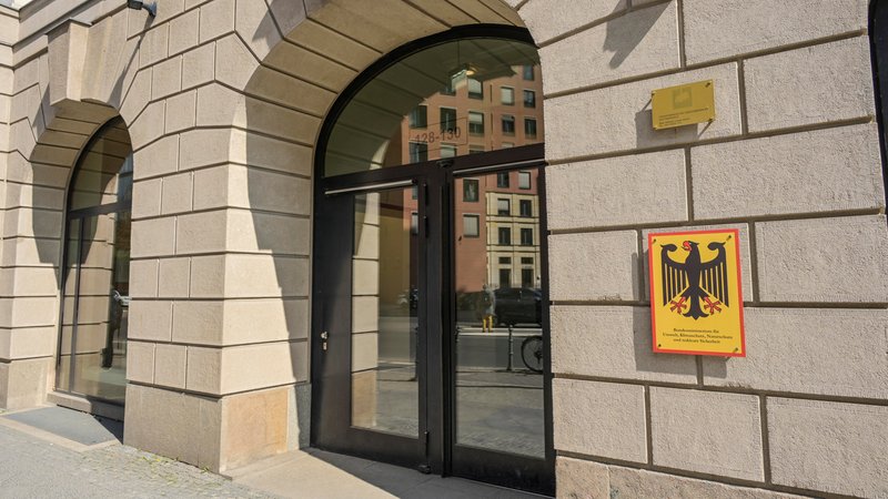 (Symbolbild) Bundesministerium für Umwelt, Klimaschutz, Naturschutz und nukleare Sicherheit in der Stresemannstraße in Berlin-Mitte. | Bild: picture alliance / Joko | Joko (Symbolbild) Bundesministerium für Umwelt, Klimaschutz, Naturschutz und nukleare Sicherheit in der Stresemannstraße in Berlin-Mitte.