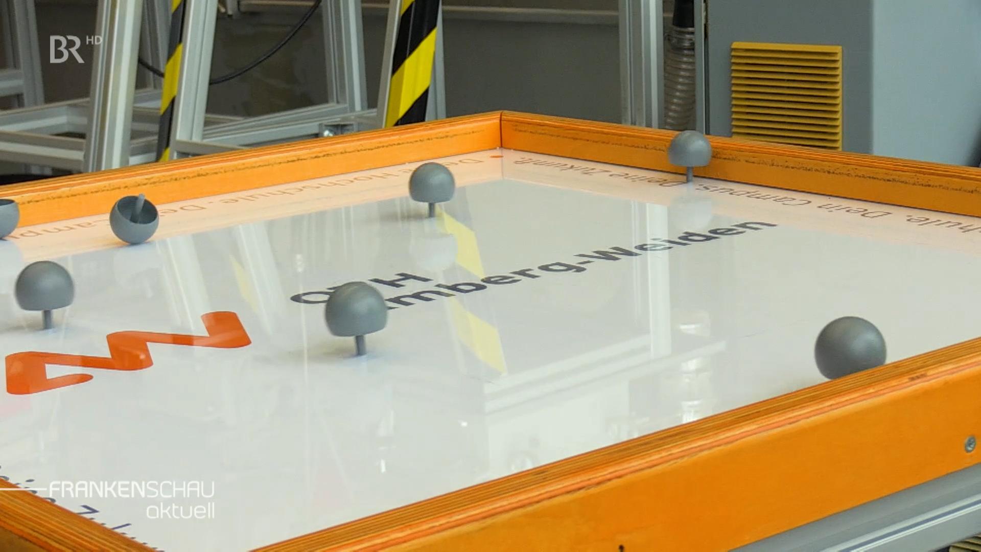 Kreisel die aus Wahlplakaten gemachten wurden in der TH Amberg-Weiden.