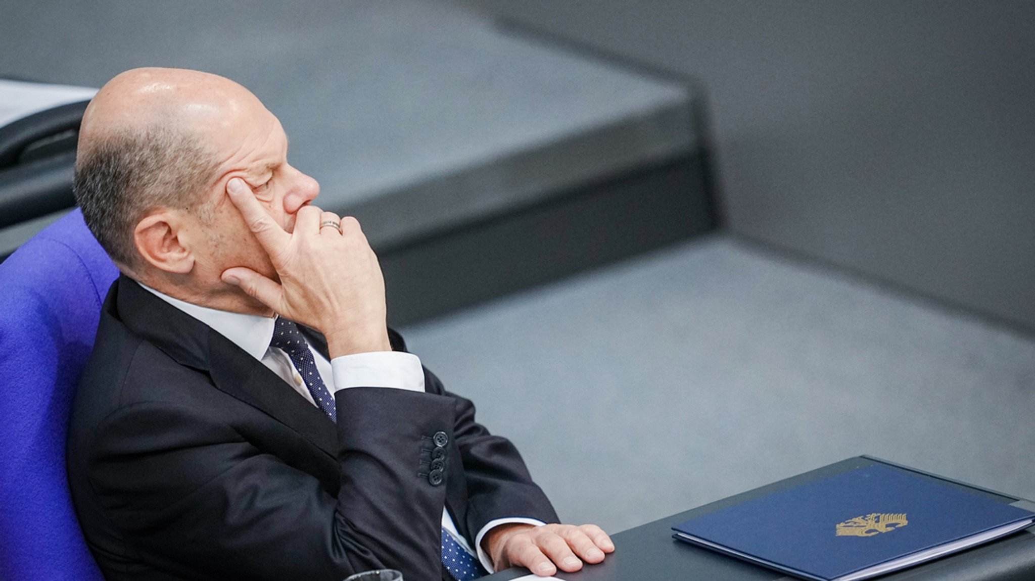 Bundeskanzler Olaf Scholz (SPD) nimmt an einer Sitzung des Bundestags teil.