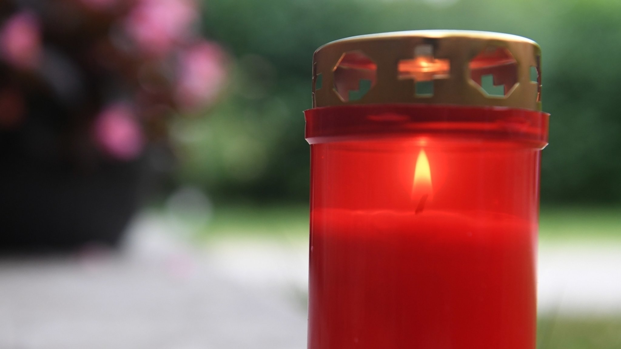 Eine Grabkerze an einem Friedhof (Symbolbild)