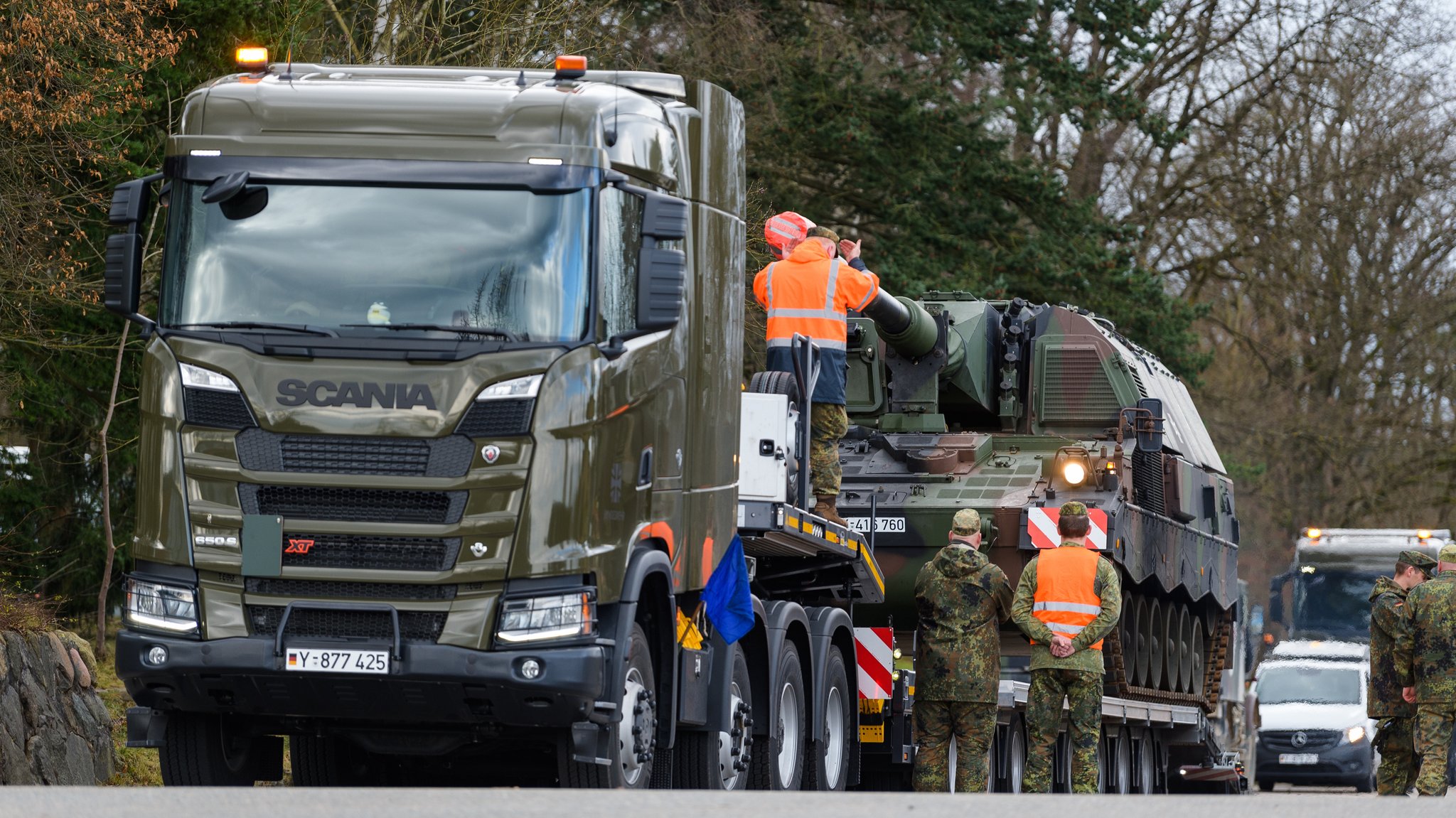 14.02.22: Eine Panzerhaubitze der Bundeswehr wird in der Hindenburg-Kaserne vor ihrem Transport Richtung Litauen auf einen Tieflader gefahren.