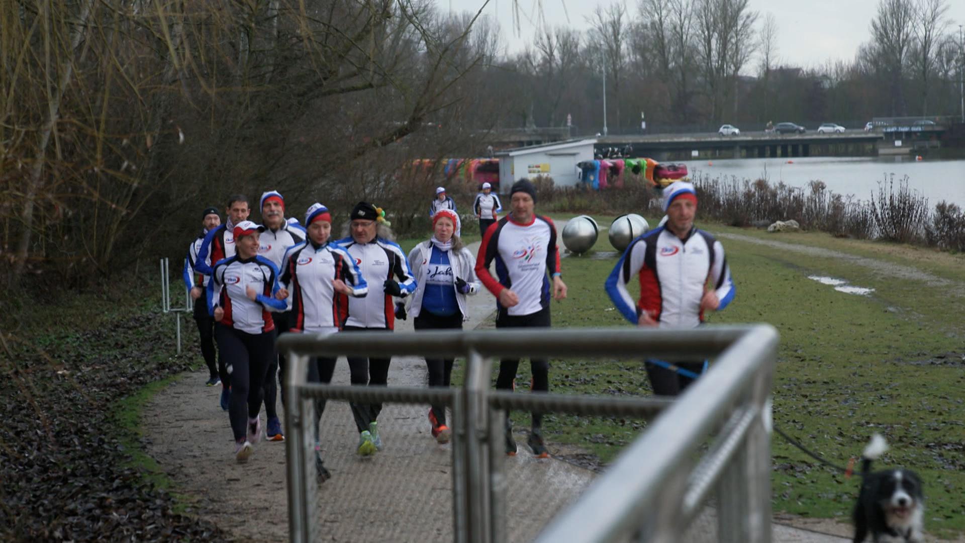 Eine Gruppe von Menschen, die sich auf den Nürnberger Silvesterlauf vorbereitet.