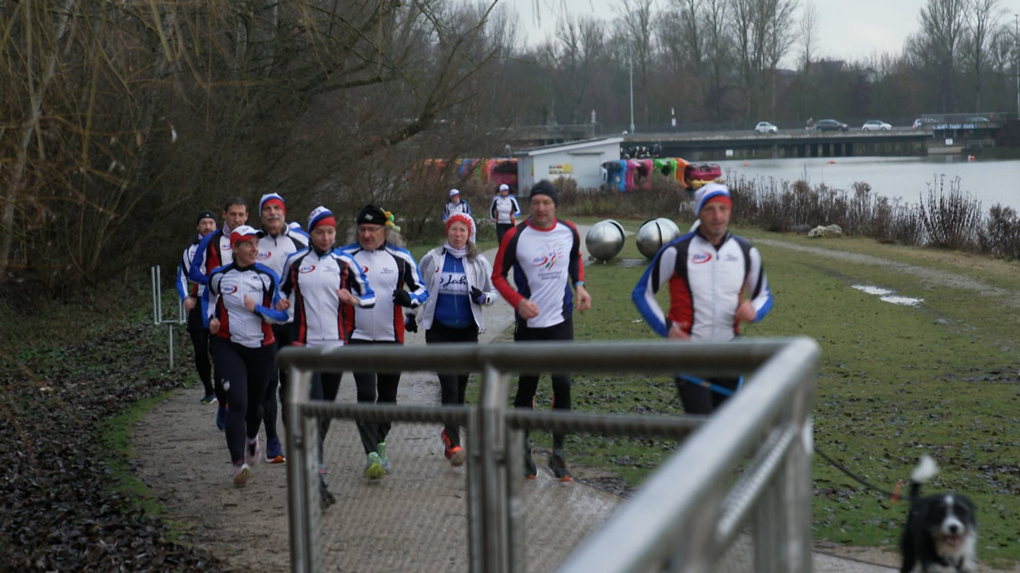 Eine Gruppe von Menschen, die sich auf den Nürnberger Silvesterlauf vorbereitet.