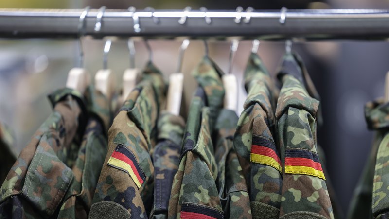 Feldjacken hängen am Stand der Bundeswehr. Die deutsche Armee wirbt auf der Computerspiele Messe Gamescom um Nachwuchs. | Bild: picture alliance/dpa | Oliver Berg Feldjacken hängen am Stand der Bundeswehr. Die deutsche Armee wirbt auf der Computerspiele Messe Gamescom um Nachwuchs.