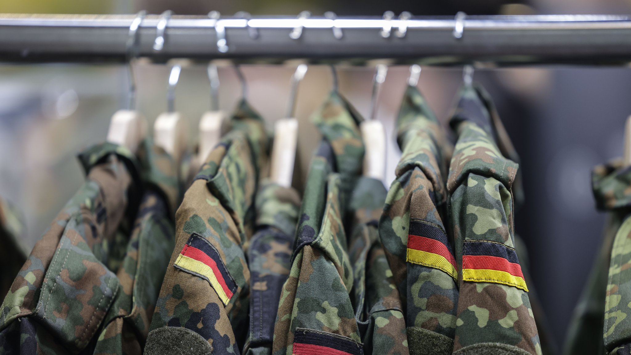 Feldjacken hängen am Stand der Bundeswehr. Die deutsche Armee wirbt auf der Computerspiele Messe Gamescom um Nachwuchs.