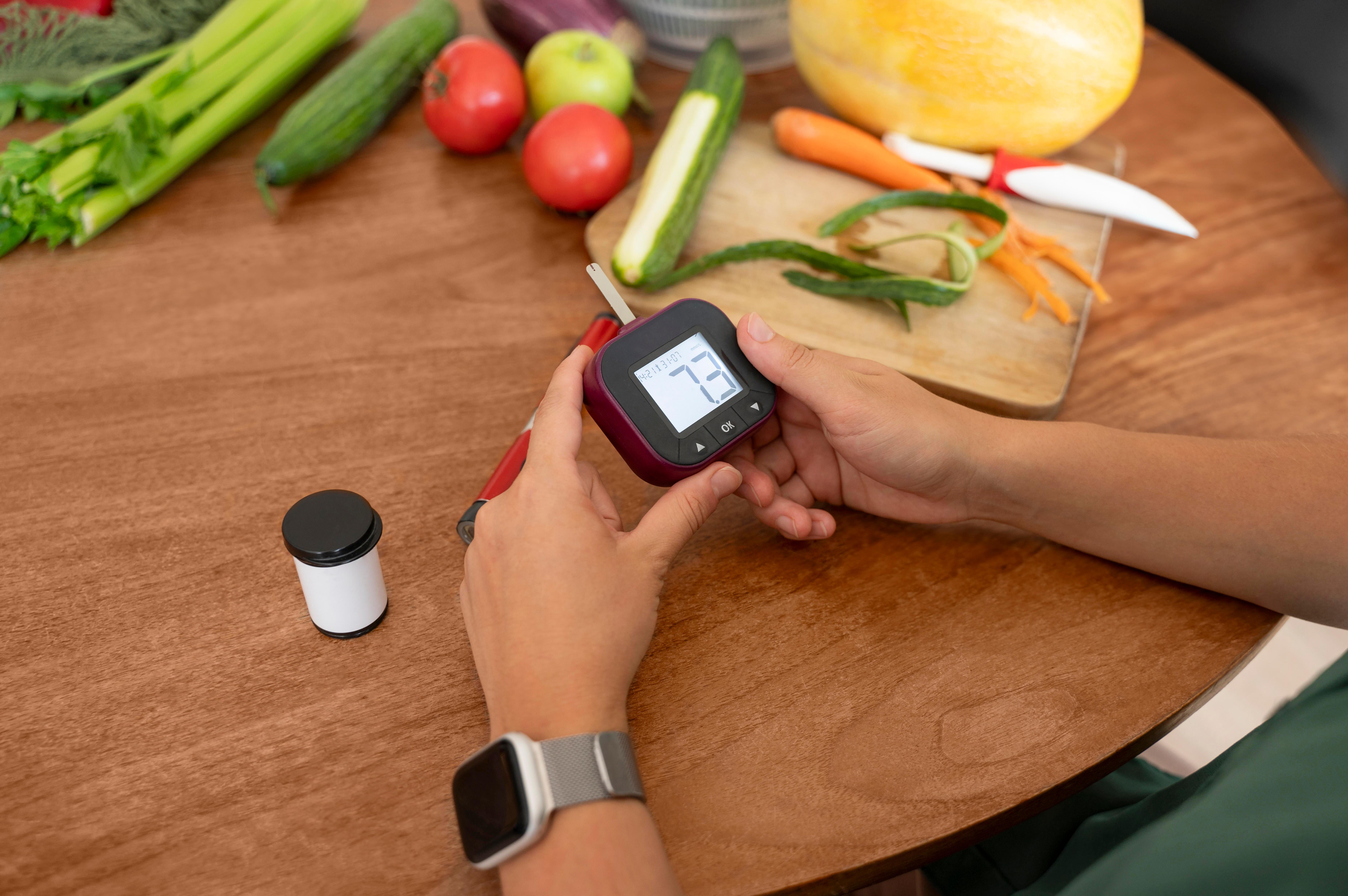 Die Hand einer Frau mit einem Blutzuckermessgerät.
