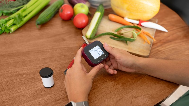 Die Hand einer Frau mit einem Blutzuckermessgerät. | Bild: picture alliance / Westend61 | Victoria Rayu Die Hand einer Frau mit einem Blutzuckermessgerät.