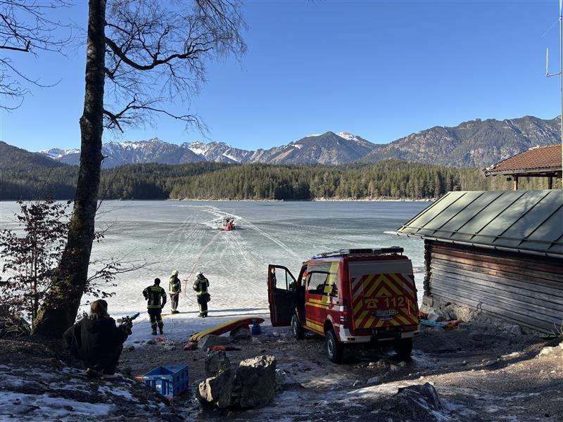 Großeinsatz am Eibsee: Mehrere Personen ins Eis eingebrochen.