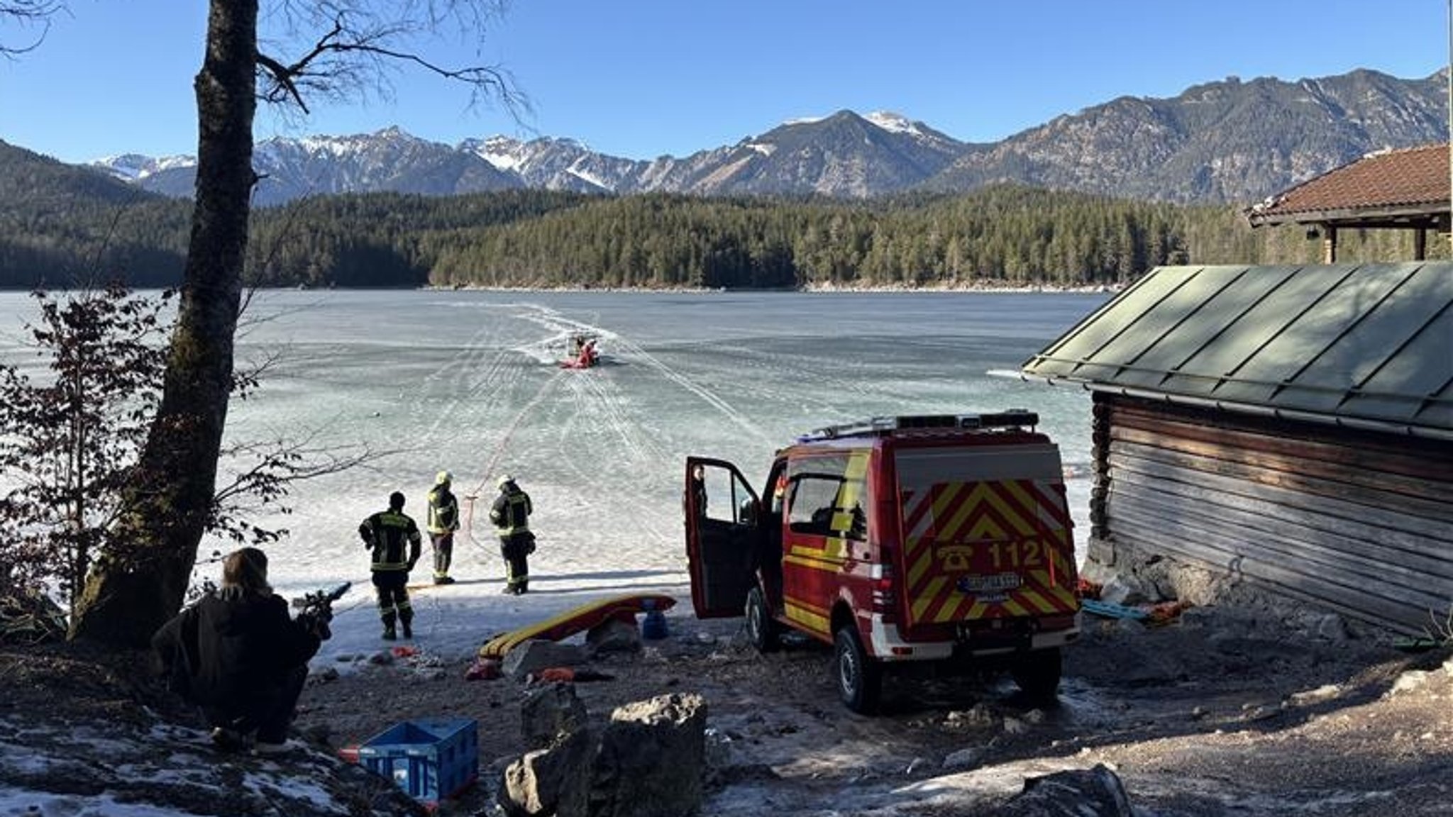 Großeinsatz am Eibsee: Mehrere Personen ins Eis eingebrochen.