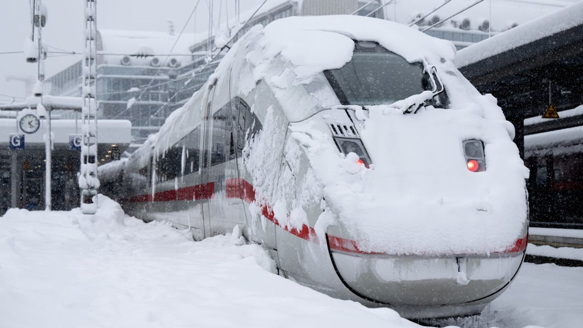 02.12.2023, Bayern, München: Ein ICE der Deutschen Bahn (DB) steht auf einem verschneiten Gleis am Hauptbahnhof. Der Zugverkehr von und zum Hauptbahnhof war vorübergehend eingestellt worden. (zu dpa "Bernreiter wirft Bahn schlechte Vorbereitung auf Schneechaos vor") Foto: Sven Hoppe/dpa +++ dpa-Bildfunk +++