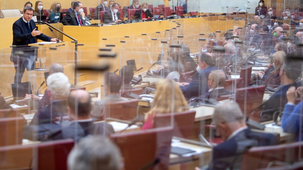 09.12.2021: Bayerns Ministerpräsident Söder spricht im Landtag während einer Plenarsitzung vor und zu den Abgeordneten.
