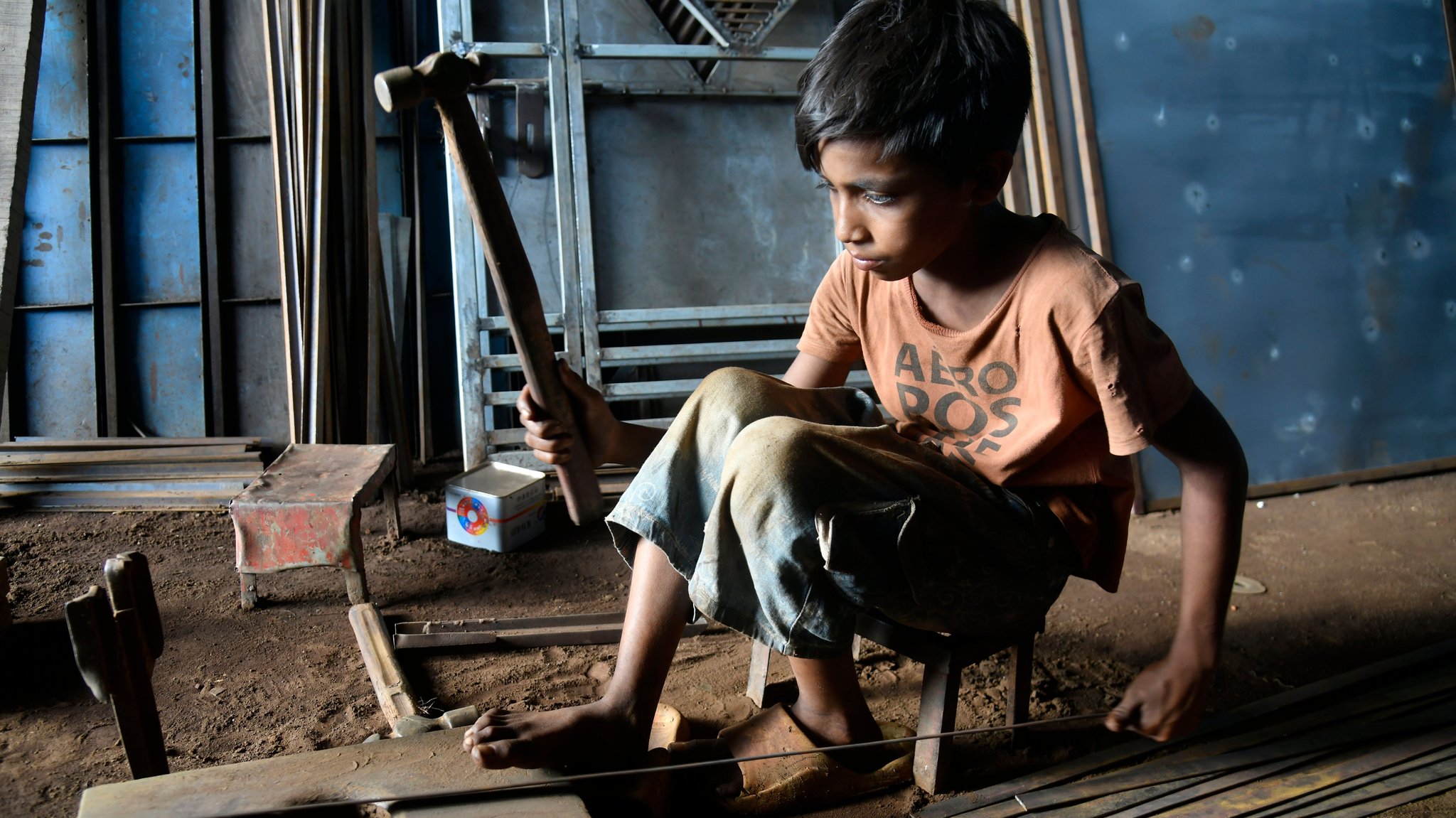 Kinderarbeit: Zwölfjähriger in der Metallproduktion in Bangladesch