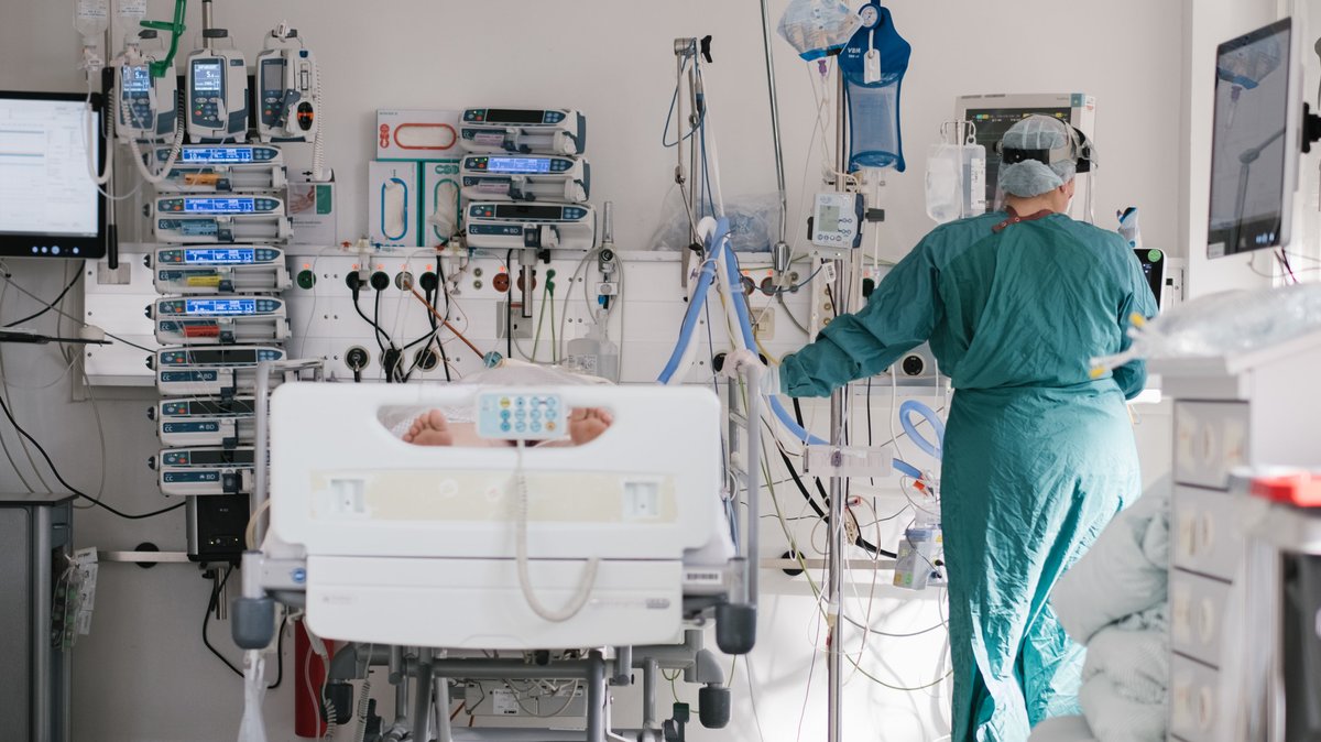 Eine Intensivpflegerin versorgt auf der Intensivstation am Klinikum Braunschweig einen an Covid-19 erkrankten Patienten.