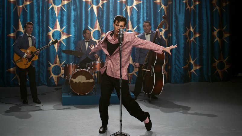 Tanzender Elvis auf der Bühne: Szene aus Baz Luhrmanns "Elvis".