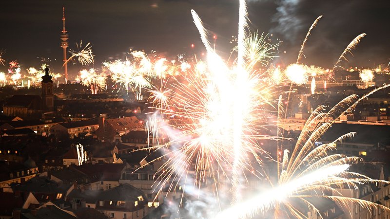 Silvesterraketen vor dem Olympiaturm sind vom Hochhaus der Schwesternschaft München vom BRK e.V. in der Silvesternacht 2025/26 zu sehen. | Bild: BR/Felix Hörhager für den Bayerischen Rundfunk Silvesterraketen vor dem Olympiaturm sind vom Hochhaus der Schwesternschaft München vom BRK e.V. in der Silvesternacht 2025/26 zu sehen.