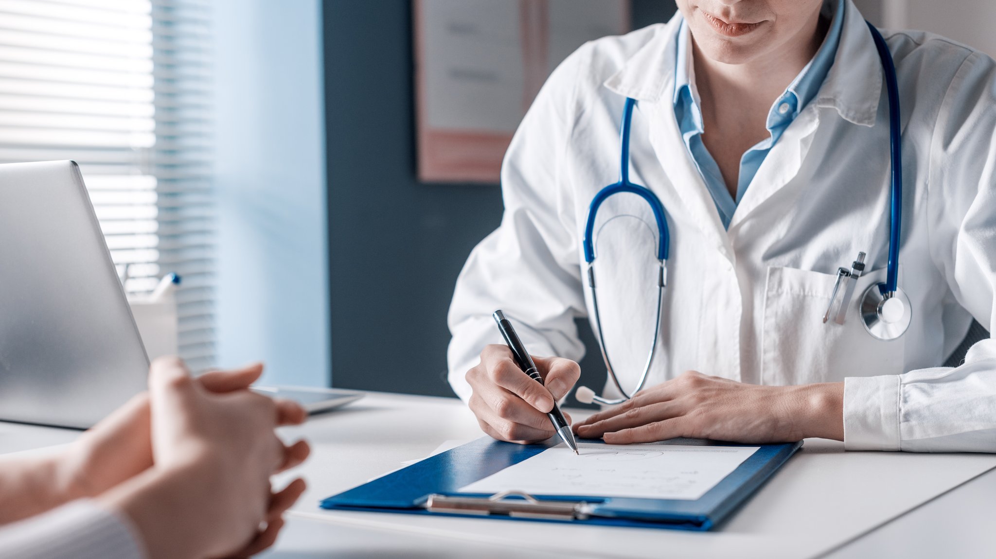 Patientin beim Gespräch mit Ärztin | Bild: stock.adobe.com/StockPhotoPro Patientin beim Gespräch mit Ärztin