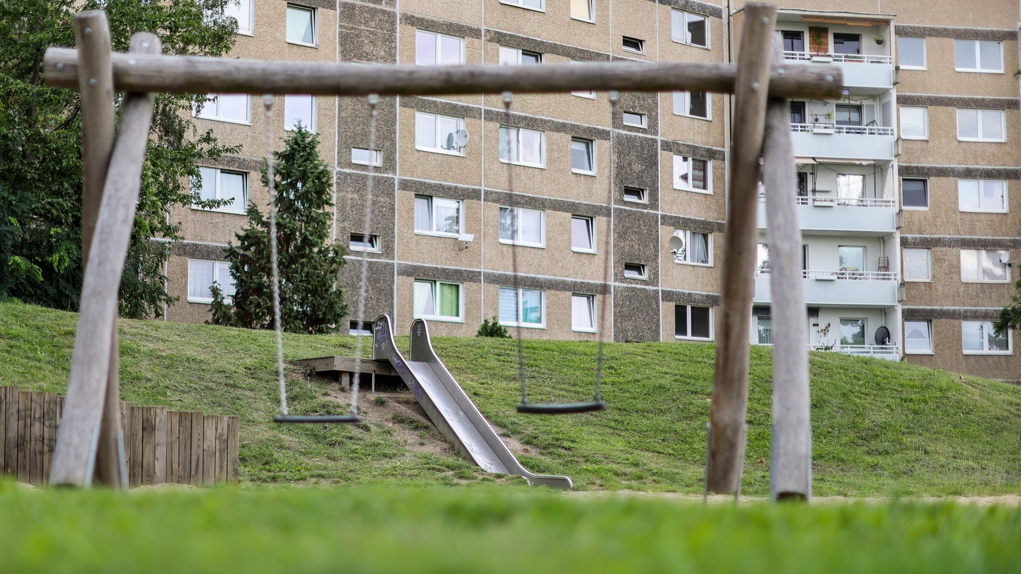 Ein leerer Spielplatz im Leipziger Stadtteil Grünau. 