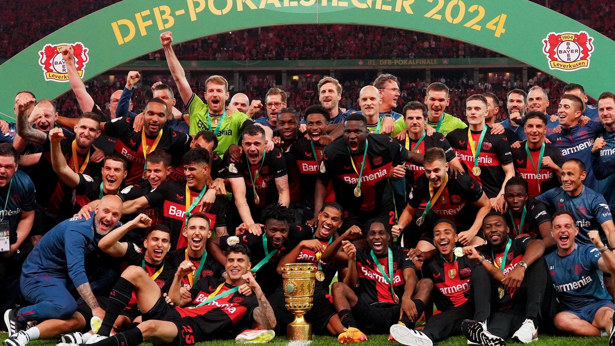 25.05.2024, Berlin: Fußball: DFB-Pokal, 1. FC Kaiserslautern - Bayer Leverkusen, Finale, Olympiastadion. Leverkusens Mannschaft posiert nach dem Sieg mit der Siegestrophäe für ein Teamfoto. WICHTIGER HINWEIS: Gemäß den Vorgaben der DFL Deutsche Fußball Liga bzw. des DFB Deutscher Fußball-Bund ist es untersagt, in dem Stadion und/oder vom Spiel angefertigte Fotoaufnahmen in Form von Sequenzbildern und/oder videoähnlichen Fotostrecken zu verwerten bzw. verwerten zu lassen. Foto: Uwe Anspach/dpa +++ dpa-Bildfunk +++