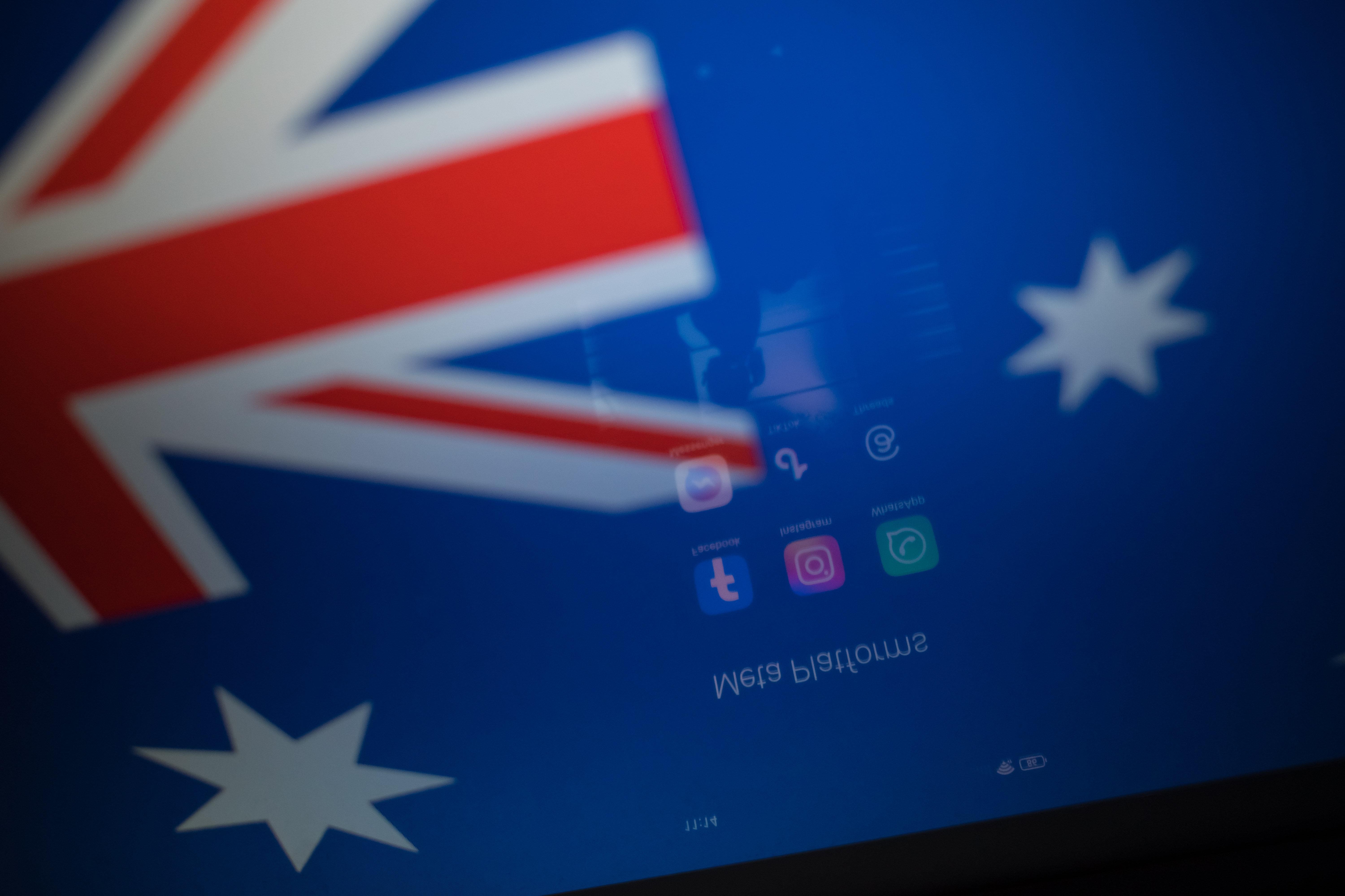 Social Media Symbole vor australischer Flagge