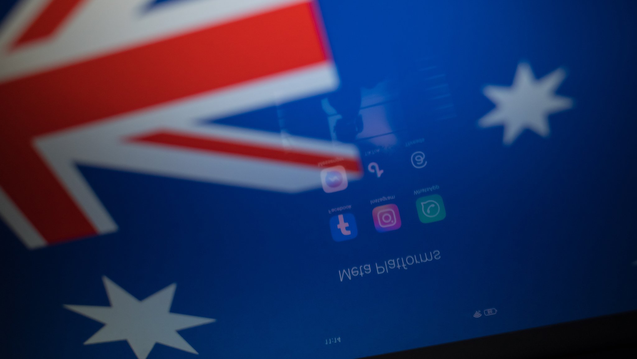 Social Media Symbole vor australischer Flagge