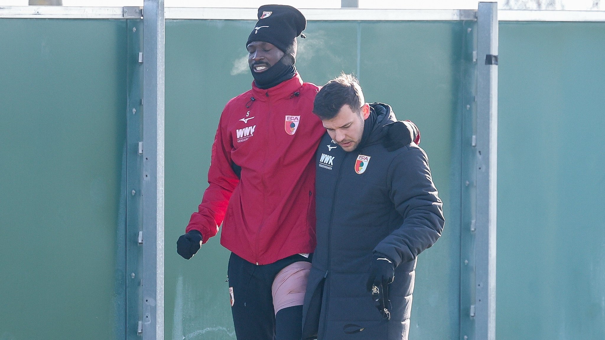 Muss mit dick bandagierten Oberschenkel das Training abbrechen. Augsburgs Chrislain Matsima hat sich am Donnerstag schwer verletzt. | Bild: picture-alliance / dpa Muss mit dick bandagierten Oberschenkel das Training abbrechen. Augsburgs Chrislain Matsima hat sich am Donnerstag schwer verletzt.