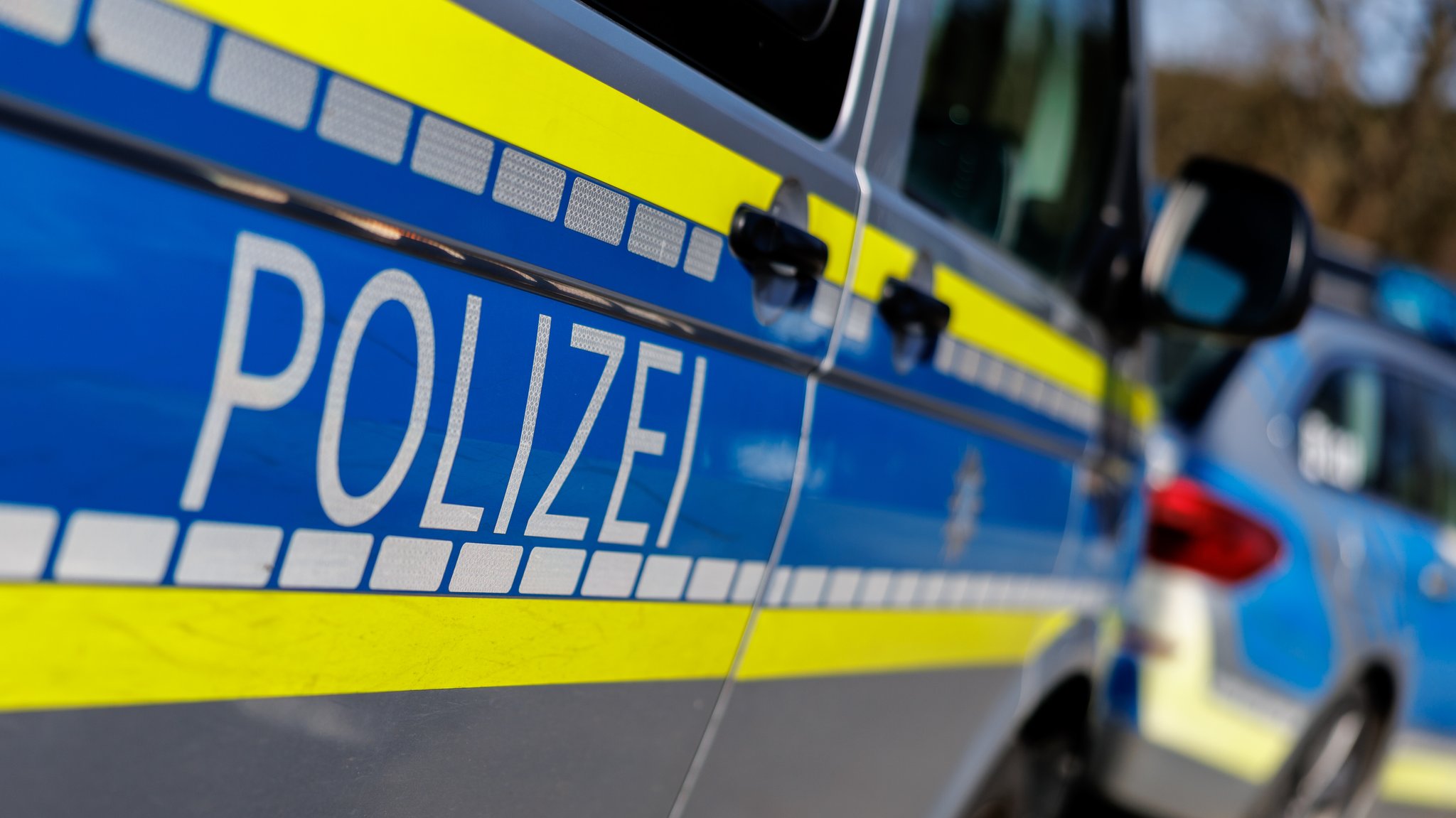 (Symbolbild) Zwei Einsatzwägen der Polizei 